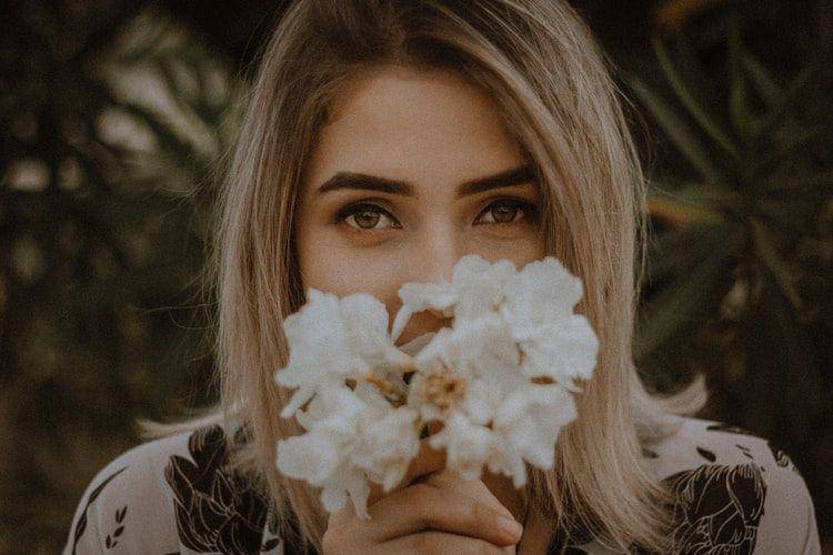 ilustrasi wanita memegang bunga (unsplash.com/Allef Vinicius)