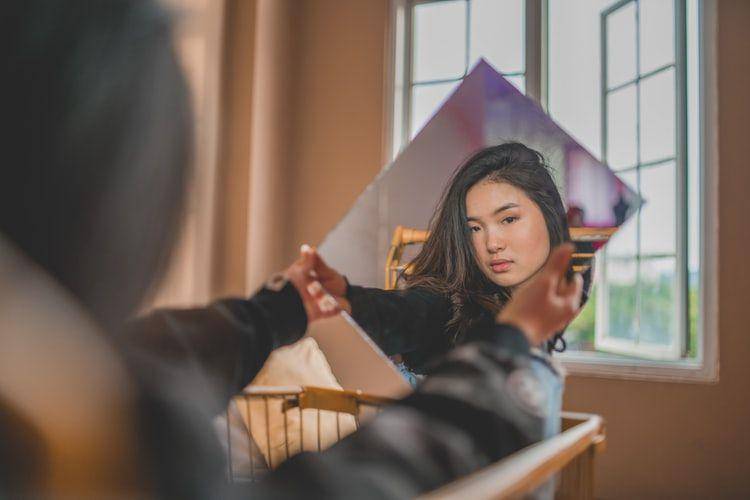 ilustrasi wanita bercermin (unsplash.com/Yoel Peterson)