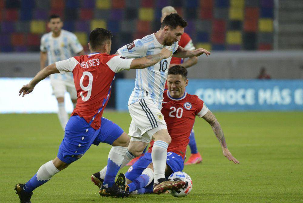 Pemain Chili menghadang Lionel Messi (marca.com)