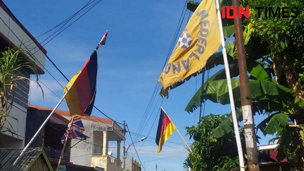 Bendera negara peserta Euro 2020 dikibarkan di sepanjang Jalan Titang, Kelurahan Barana, Kota Makassar, Sulawesi Selatan, Minggu (27/6/2021). IDN Times/Ahsrawi Muin