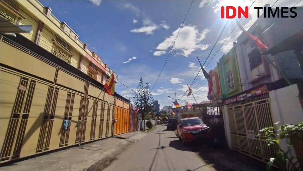 Bendera negara peserta Euro 2020 dikibarkan di sepanjang Jalan Titang, Kelurahan Barana, Kota Makassar, Sulawesi Selatan, Minggu (27/6/2021). IDN Times/Ahsrawi Muin
