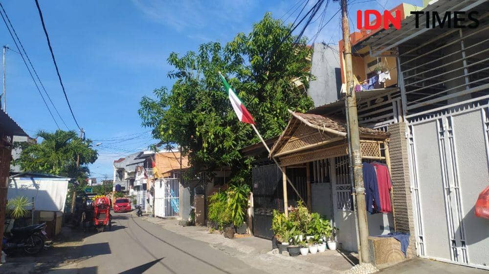 Bendera negara peserta Euro 2020 dikibarkan di sepanjang Jalan Titang, Kelurahan Barana, Kota Makassar, Sulawesi Selatan, Minggu (27/6/2021). IDN Times/Ahsrawi Muin