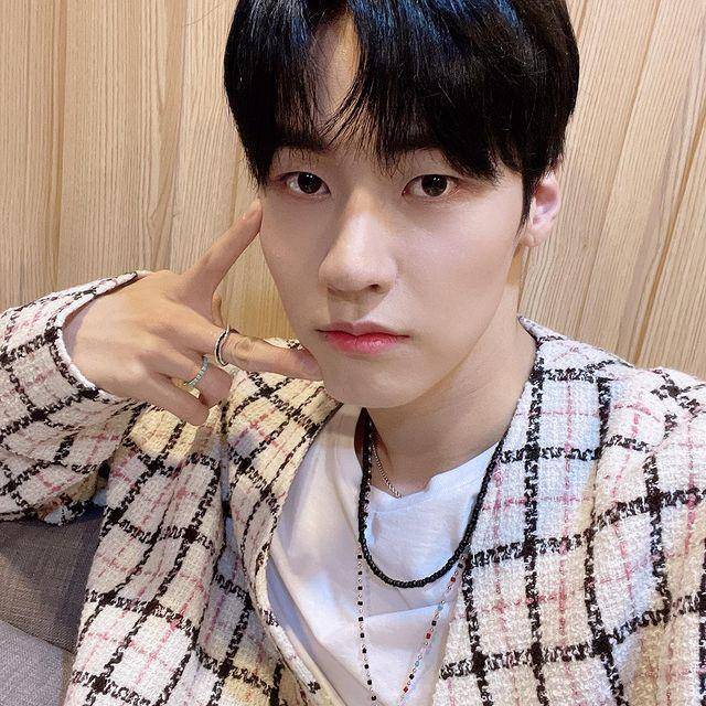Lee Seung Hyub (instagram.com/sssn9_zzzn9)