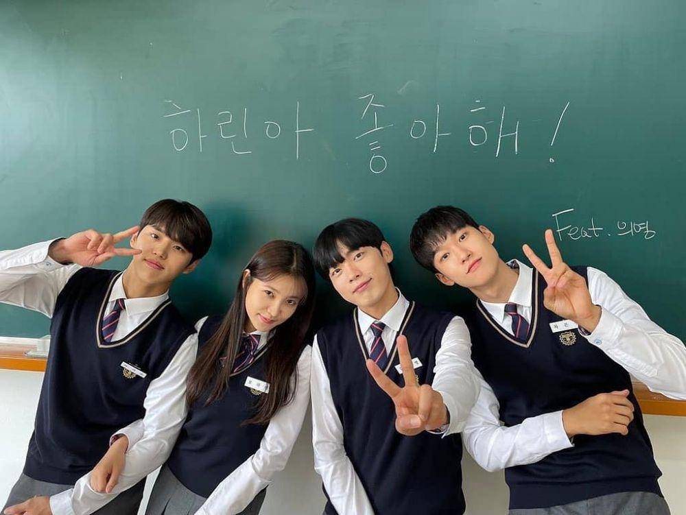 Yeri bersama para pemain drama Blue Birthday. (instagram.com/redvelvetdaily_)