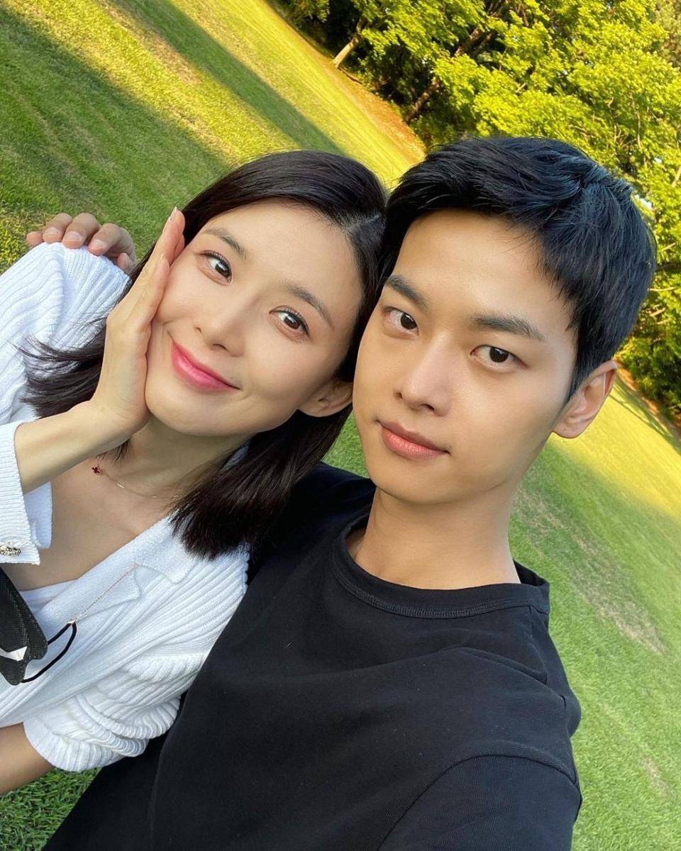 potret kedekatan pemain drama Mine (instagram.com/achahakyeon)