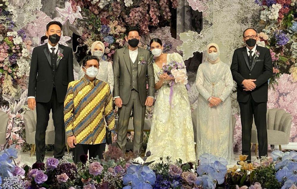 9 Inspirasi Dekor Pernikahan Mewah Alika Islamadina, bak Taman Bunga