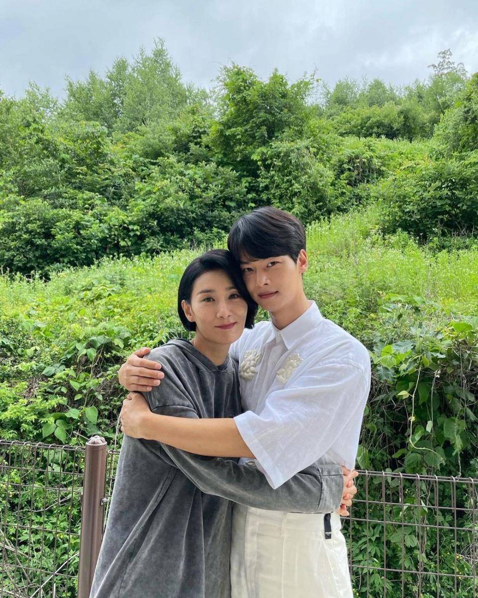 potret kedekatan pemain drama Mine (instagram.com/achahakyeon)