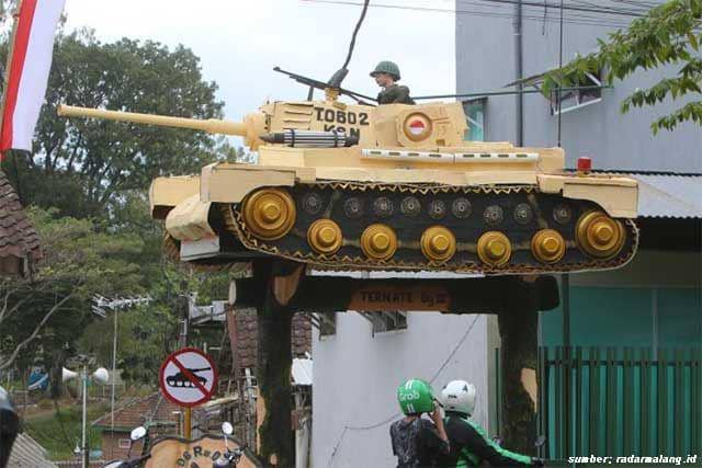 gapura kocak (reddit.com/HalilHalidBey)