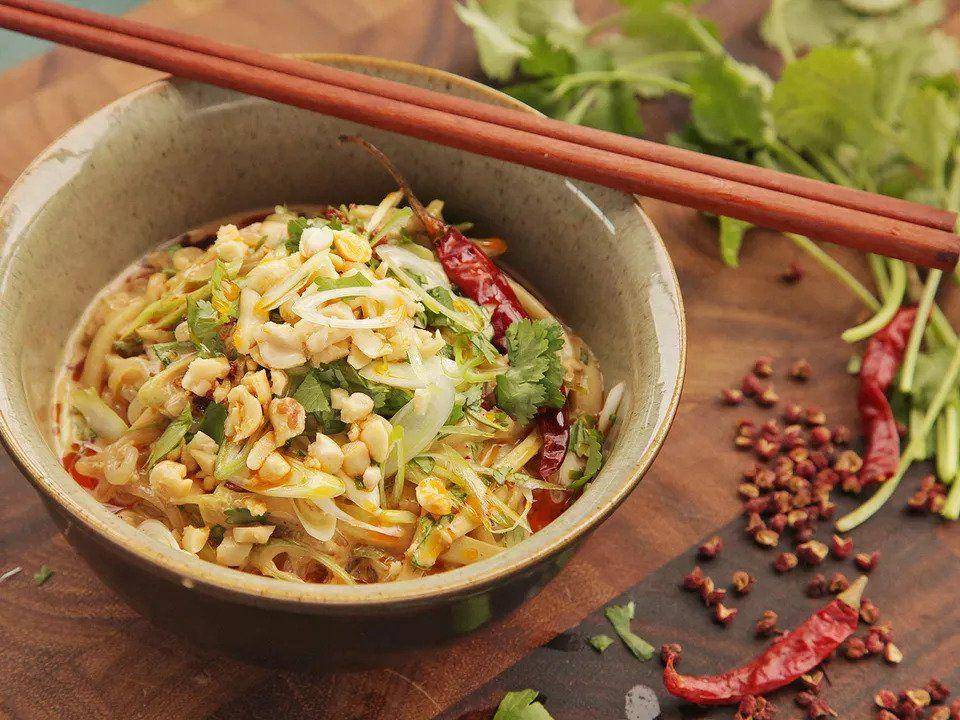 Kreasi olahan dengan chili oil (seriouseats.com/J. Kenji Lopez-Alt)