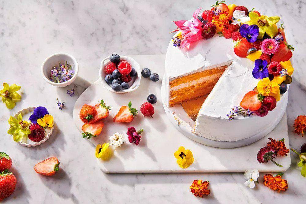 Ilustrasi edible flower cake (funcakes.com)