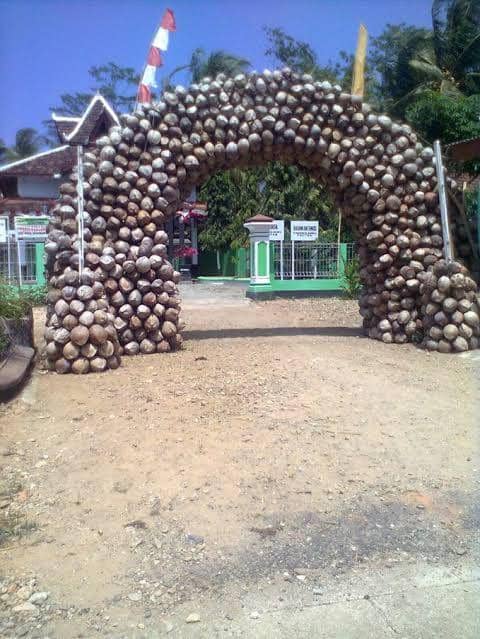 gapura kocak (reddit.com/HalilHalidBey)