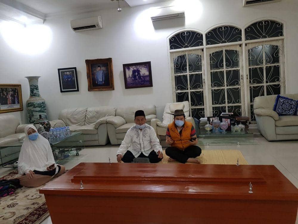 Imam Besar Masjid Agung Palembang, KH Kgs Ahmad Nawawi Dencik Al-Hafidz disemayamkan di Rumah mantan Ketua DPR RI Marzukie Alie di Jakarta (IDN Times/Istimewa)