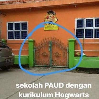 gapura kocak (instagram.com/raja_shitpost_)