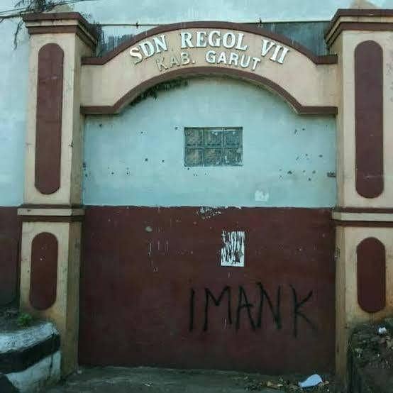 gapura kocak (instagram.com/raja_shitpost_)