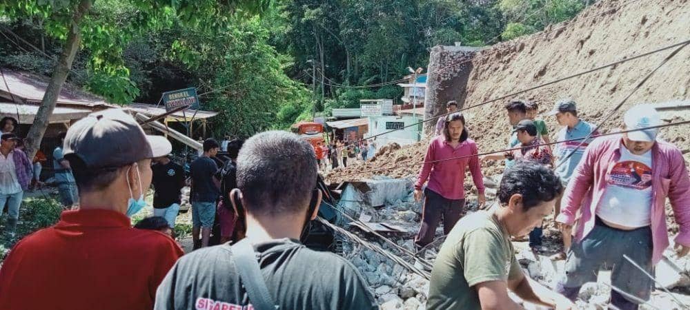 Petugas dan warga mengevakuasi para korban (Istimewa/IDN Times)