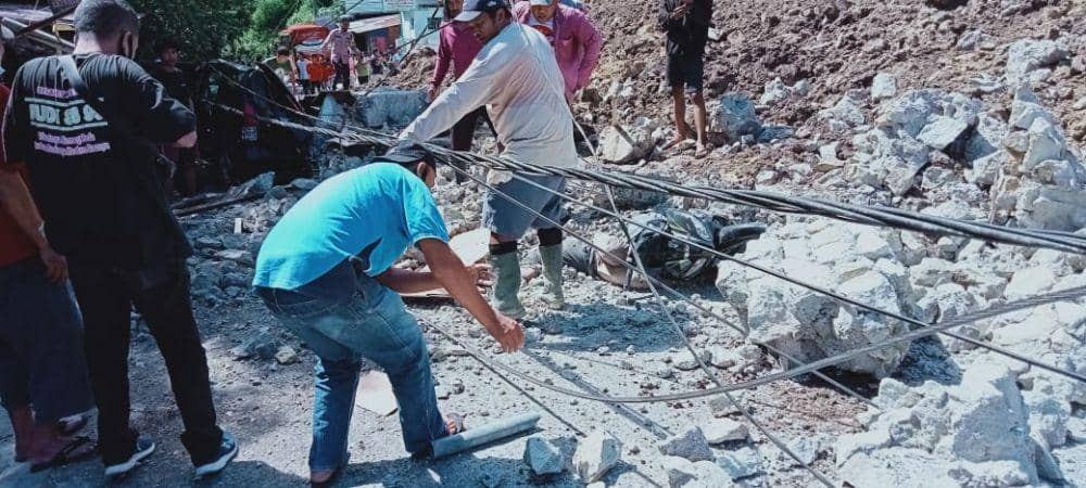Petugas dan warga mengevakuasi para korban (Istimewa/IDN Times)