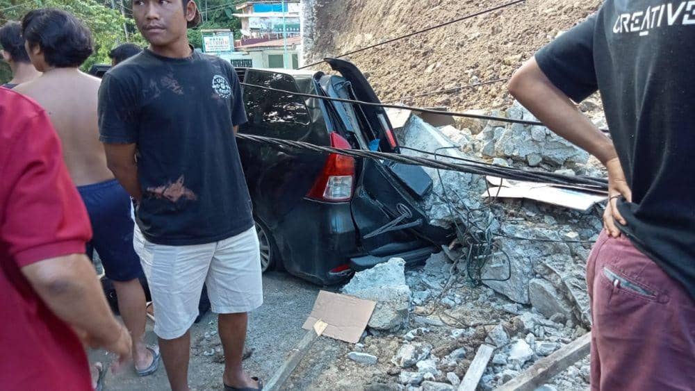 Kondisi mobil ringsek tertimbun material batu (Istimewa/IDN Times)