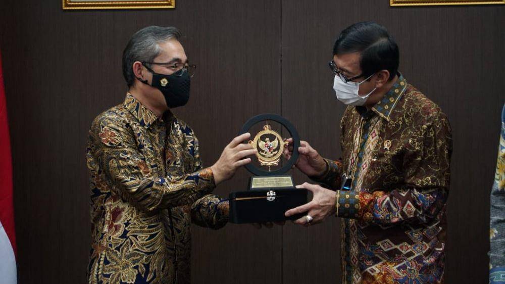 Hendra Susanto sebagai Pimpinan Pemeriksaan Keuangan Negara I BPK RI Bidang Polhukam bersama Menkumham Yasonna Laoly saat kegiatan exit meeting bersama BPK RI di Kemenkumham, Jakarta, Senin (28/6/2021). (dok. Humas KemenkumHAM)
