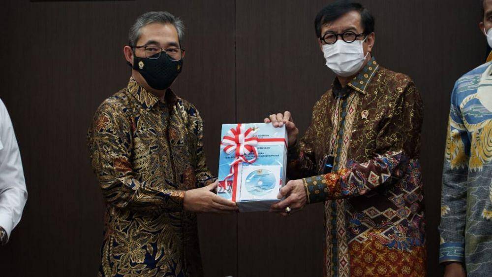 Hendra Susanto sebagai Pimpinan Pemeriksaan Keuangan Negara I BPK RI Bidang Polhukam bersama Menkumham Yasonna Laoly saat kegiatan exit meeting bersama BPK RI di Kemenkumham, Jakarta, Senin (28/6/2021). (dok. Humas KemenkumHAM)