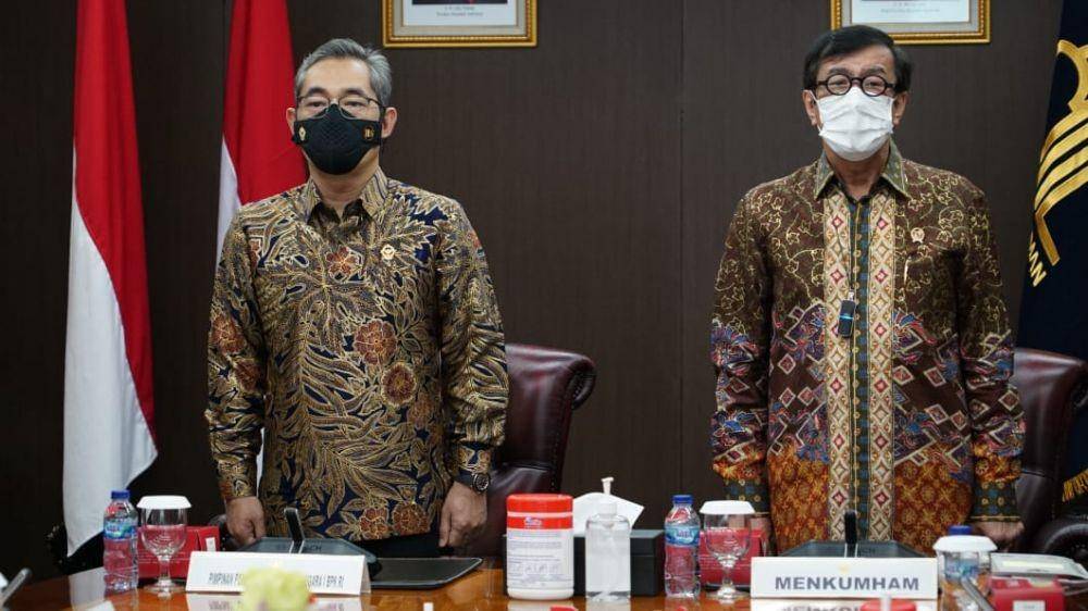 Hendra Susanto sebagai Pimpinan Pemeriksaan Keuangan Negara I BPK RI Bidang Polhukam bersama Menkumham Yasonna Laoly saat kegiatan exit meeting bersama BPK RI di Kemenkumham, Jakarta, Senin (28/6/2021). (dok. Humas KemenkumHAM)