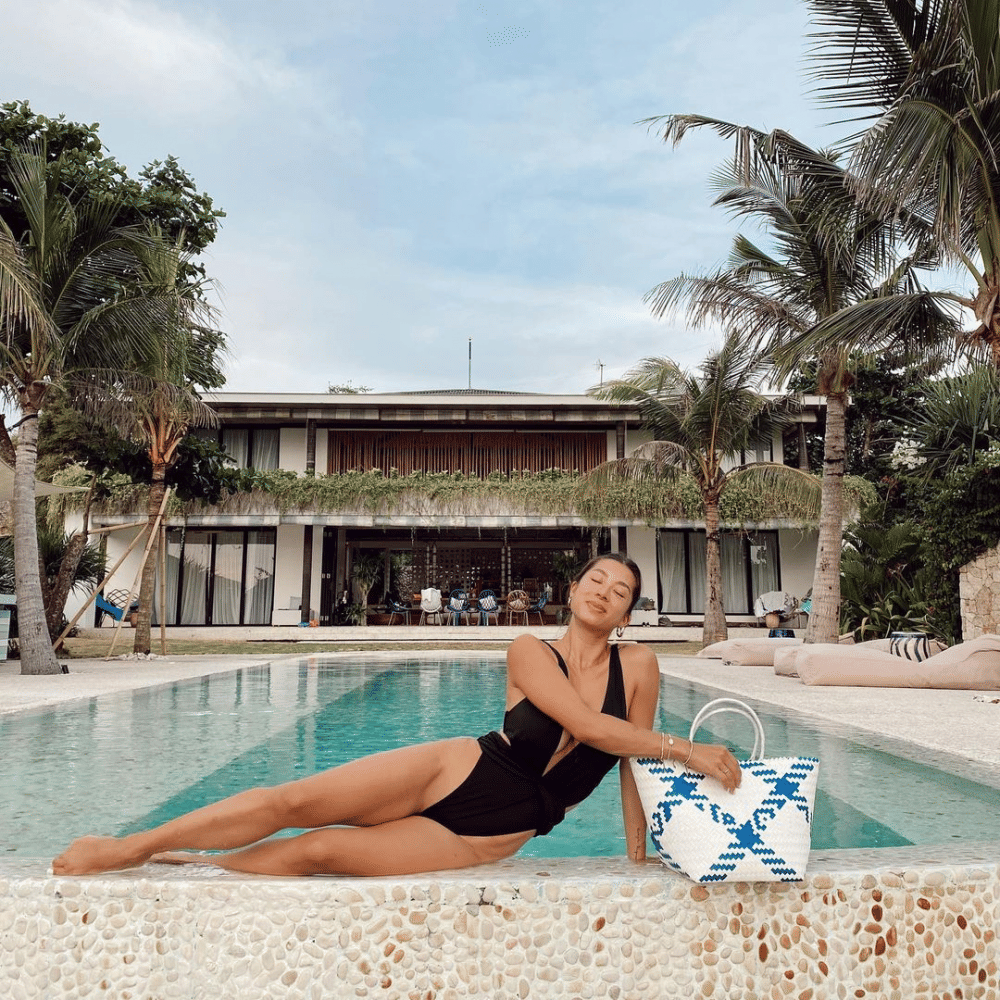 Jennifer Bachdim saat santai di kolam renang. (instagram.com/jenniferbachdim)