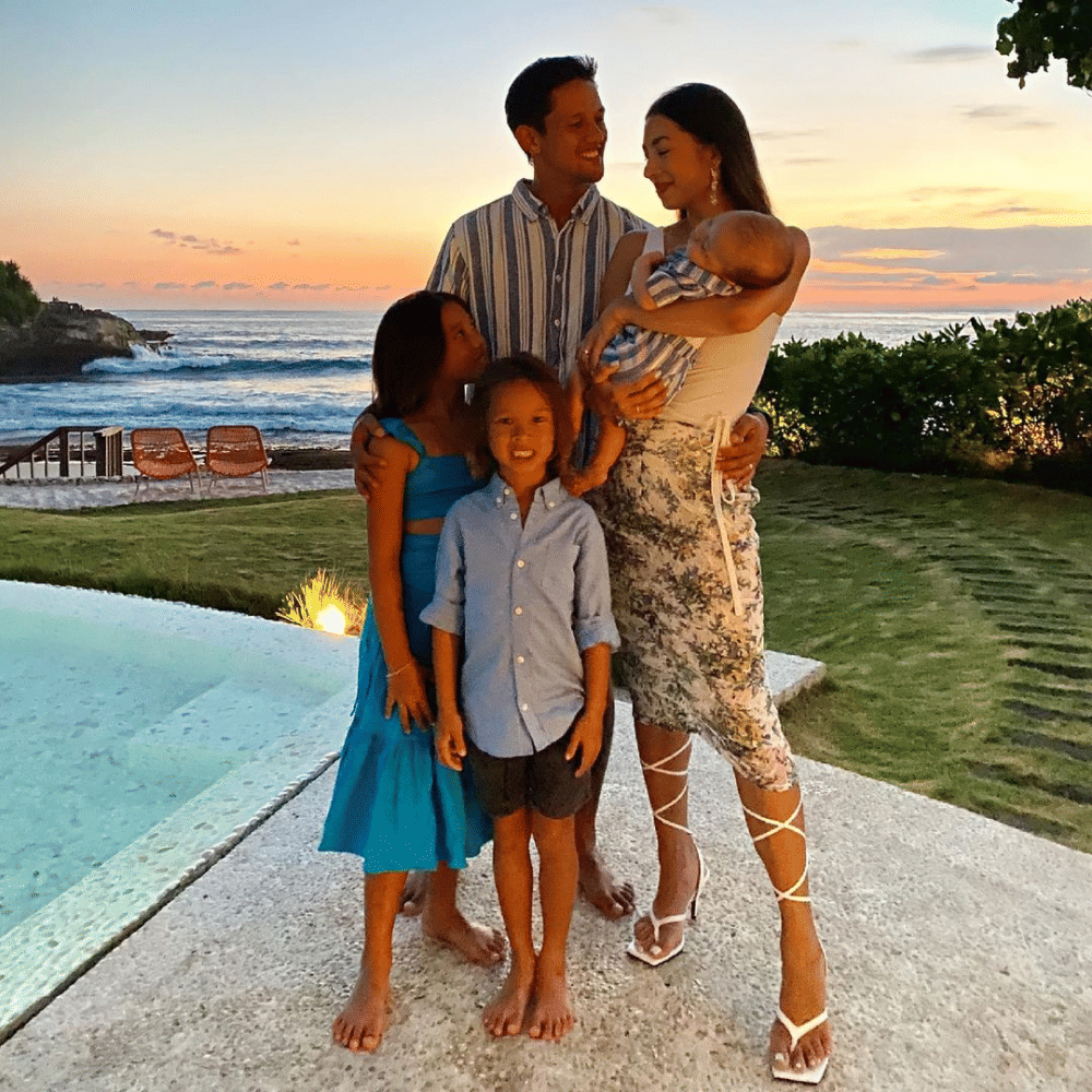 Jennifer Bachdim dan keluarga saat santai di kolam renang. (instagram.com/jenniferbachdim)