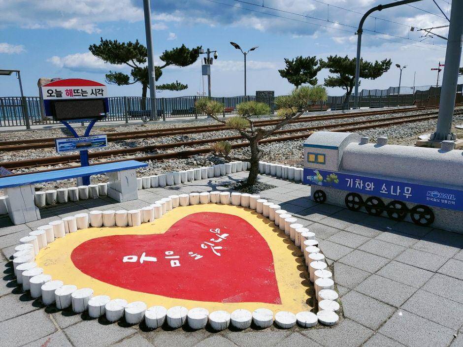 Jeongdongjin Station (english.visitkorea.or.kr)