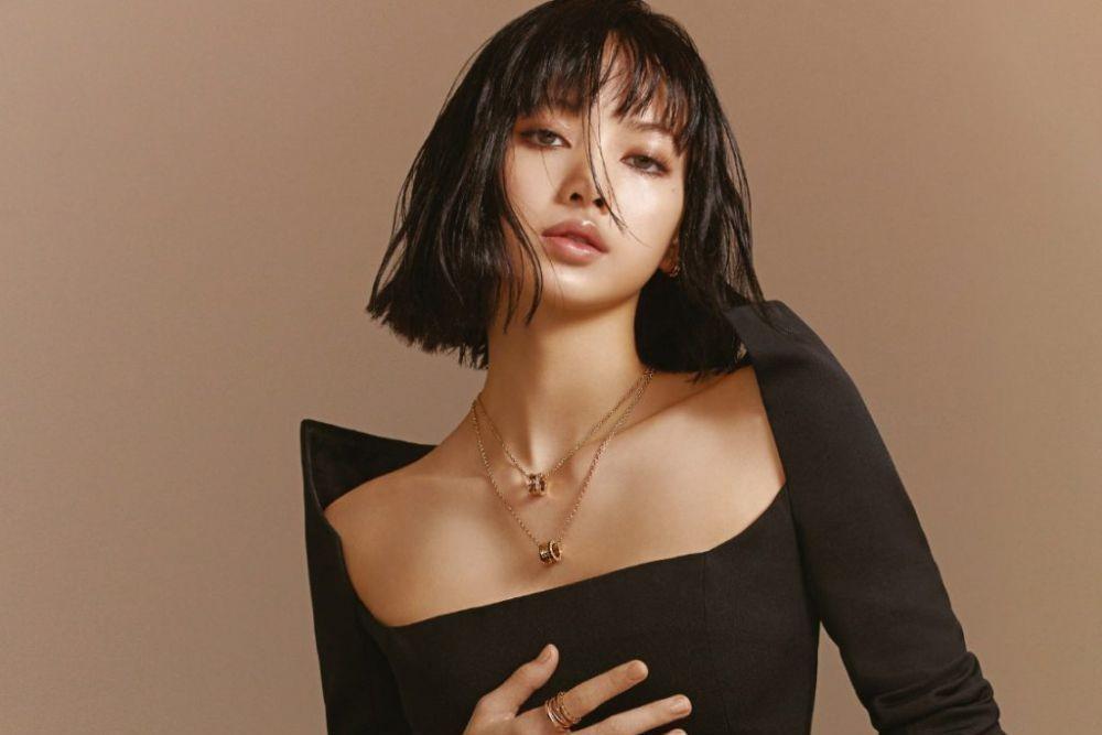 9 Potret Lisa BLACKPINK di Majalah Vogue Hongkong Edisi Juli 2021