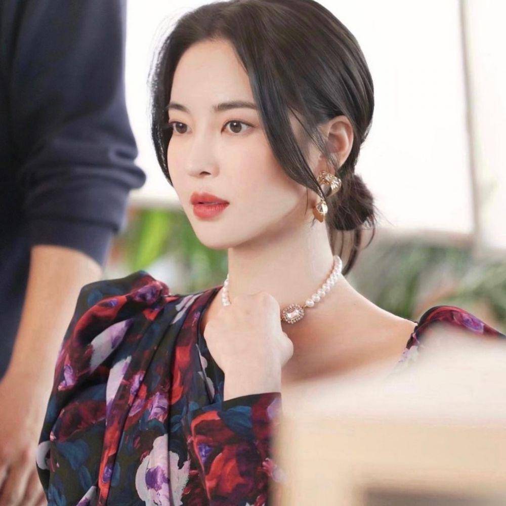 Kim Yoon Ji (instagram.com/_yunjeekim_)