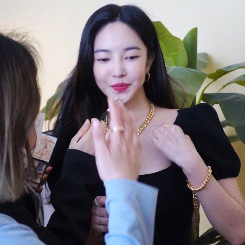 Kim Yoon Ji (instagram.com/_yunjeekim_)