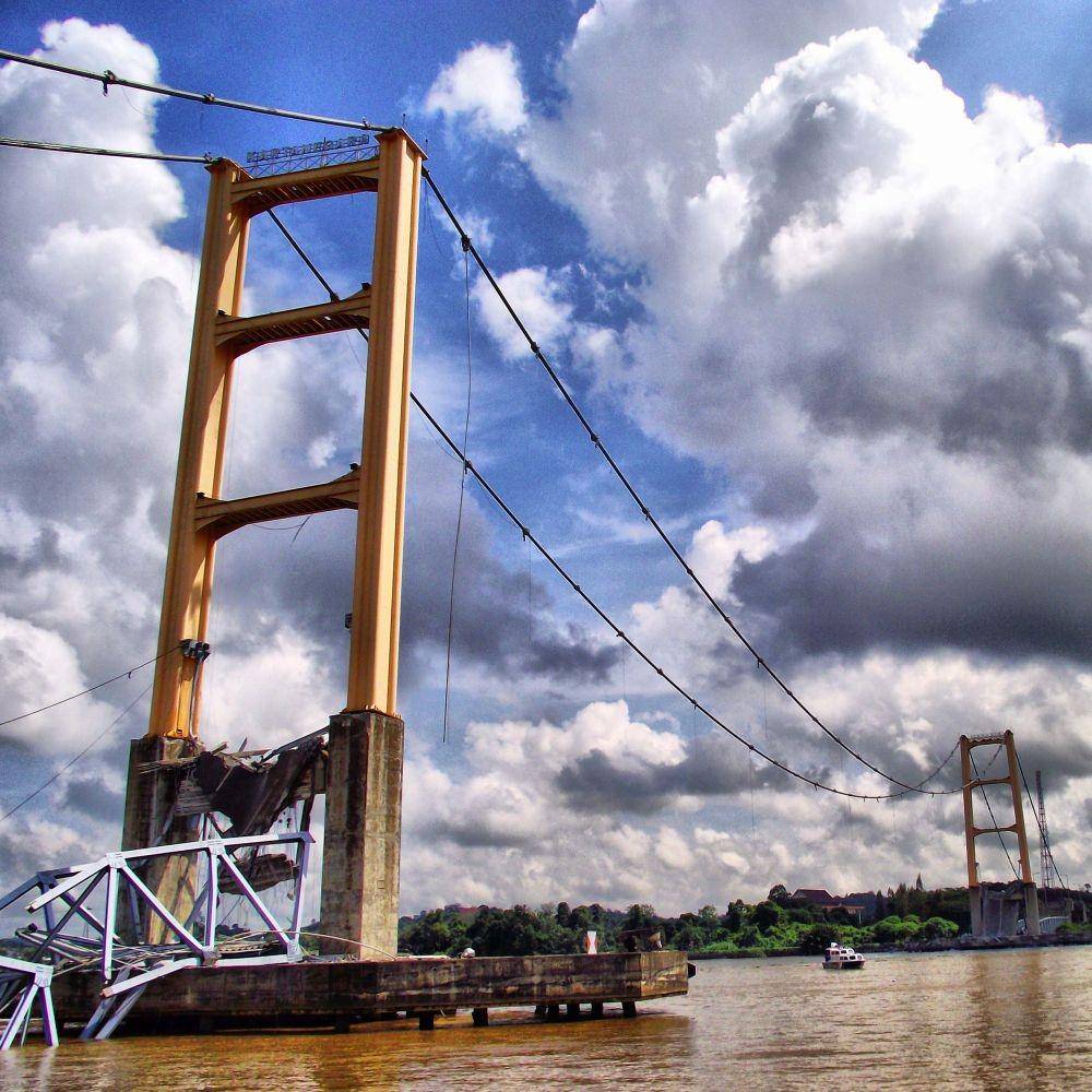 pemandangan Jembatan Kutai Kartanegara yang ambruk (wikimedia.org)