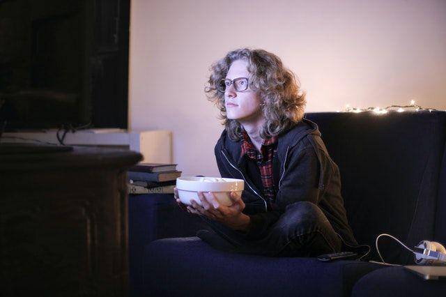 nonton film (pexels.com/@andrea piacquadio)