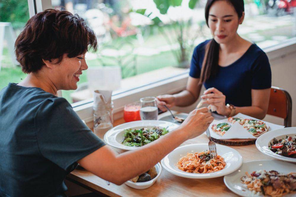 ilustrasi makan bareng (pexels.com/Sam Lion)