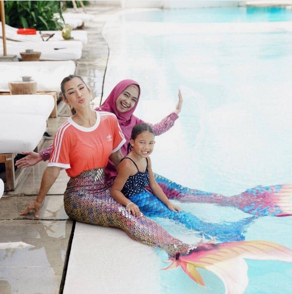 Jennifer Bachdim saat santai di kolam renang. (instagram.com/jenniferbachdim)