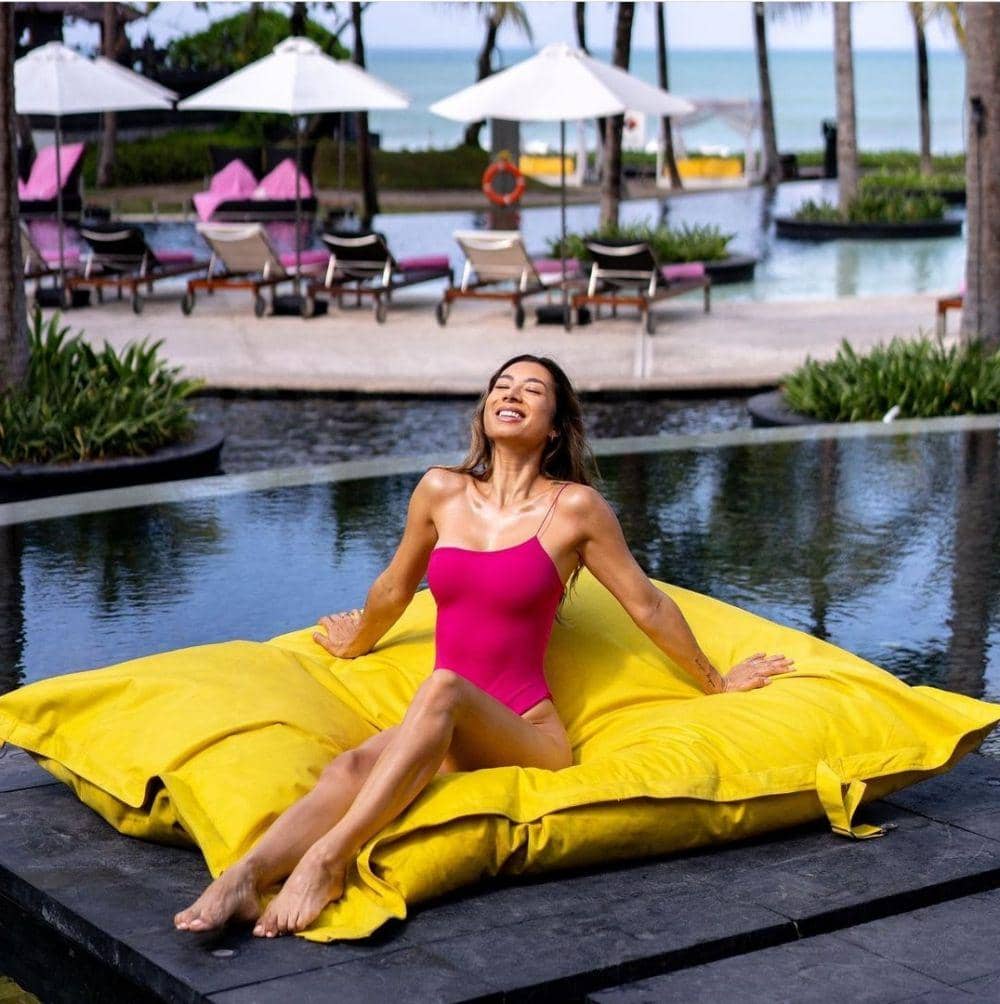 Jennifer Bachdim saat santai di kolam renang. (instagram.com/jenniferbachdim)