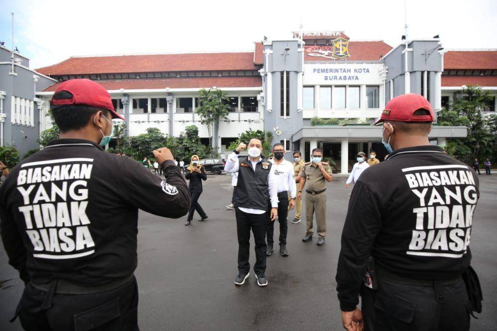 Wali Kota Surabaya Eri Cahyadi menyatakan perang atau jihad fi sabilillah terhadap virus corona. Ia sampaikan saat memimpin apel dan doa bersama para petugas gabungan, Senin (28/6/2021). Dok. Pemkot Surabaya.