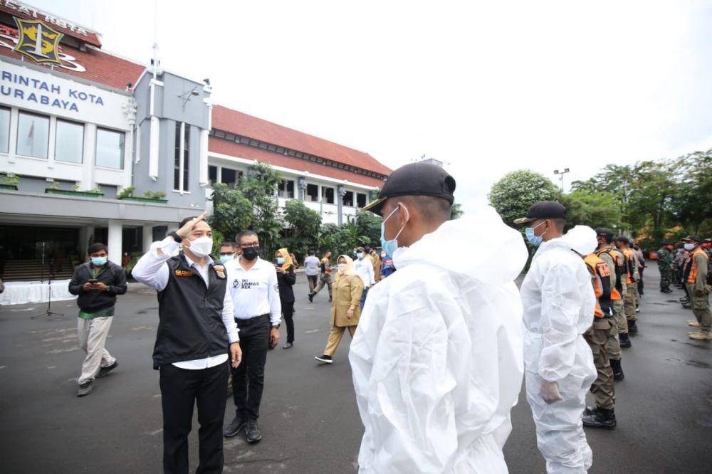 Wali Kota Surabaya Eri Cahyadi menyatakan perang atau jihad fi sabilillah terhadap virus corona. Ia sampaikan saat memimpin apel dan doa bersama para petugas gabungan, Senin (28/6/2021). Dok. Pemkot Surabaya.