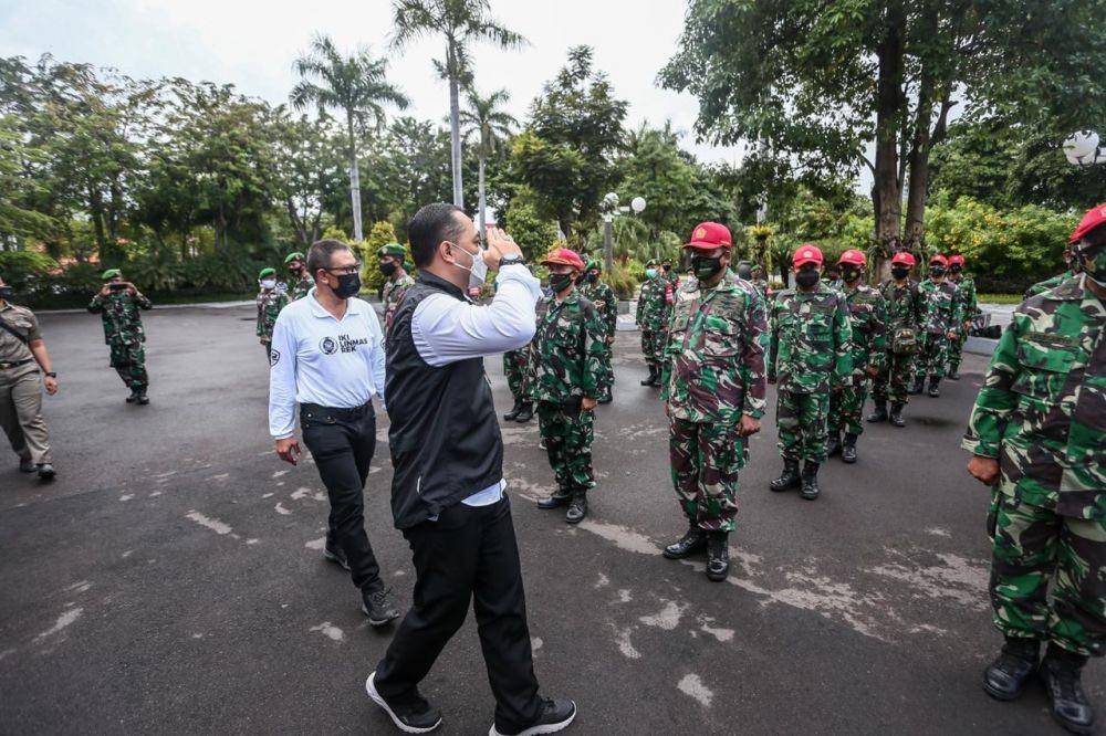 Wali Kota Surabaya Eri Cahyadi menyatakan perang atau jihad fi sabilillah terhadap virus corona. Ia sampaikan saat memimpin apel dan doa bersama para petugas gabungan, Senin (28/6/2021). Dok. Pemkot Surabaya.