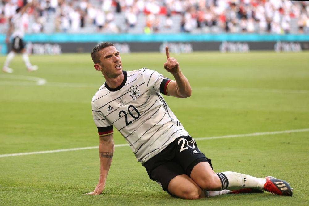 Robin Gosens merayakan gol ke gawang Portugal. (bavarianfootballworks.com)