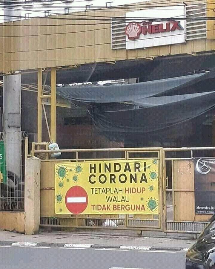 spanduk hindari COVID-19 (twitter.com/outofcontext_id)