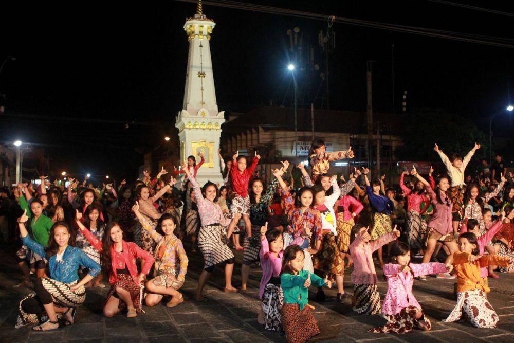 Pentas Tari Jampi Gugat oleh Sanggar Seni Kinanti Sekar dengan melibatkan 100 penari perempuan di Tugu Yogyakarta. Sabtu (21/09/2013). (Dok. Istimewa)