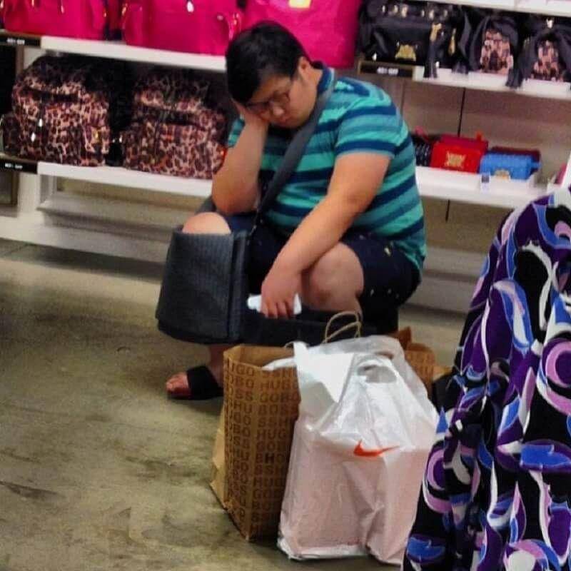 Potret Pria Menunggu Pasangannya Belanja (instagram.com/miserable_men)