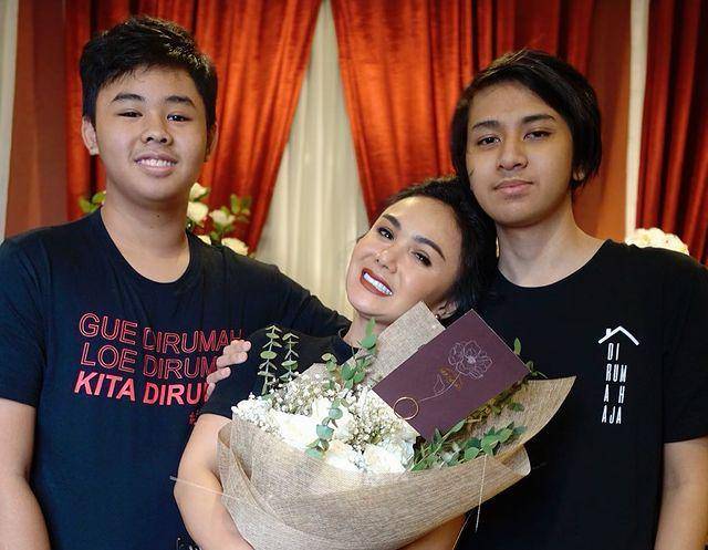 Yuni Shara bersama kedua putranya (instagram.com/yunishara36)