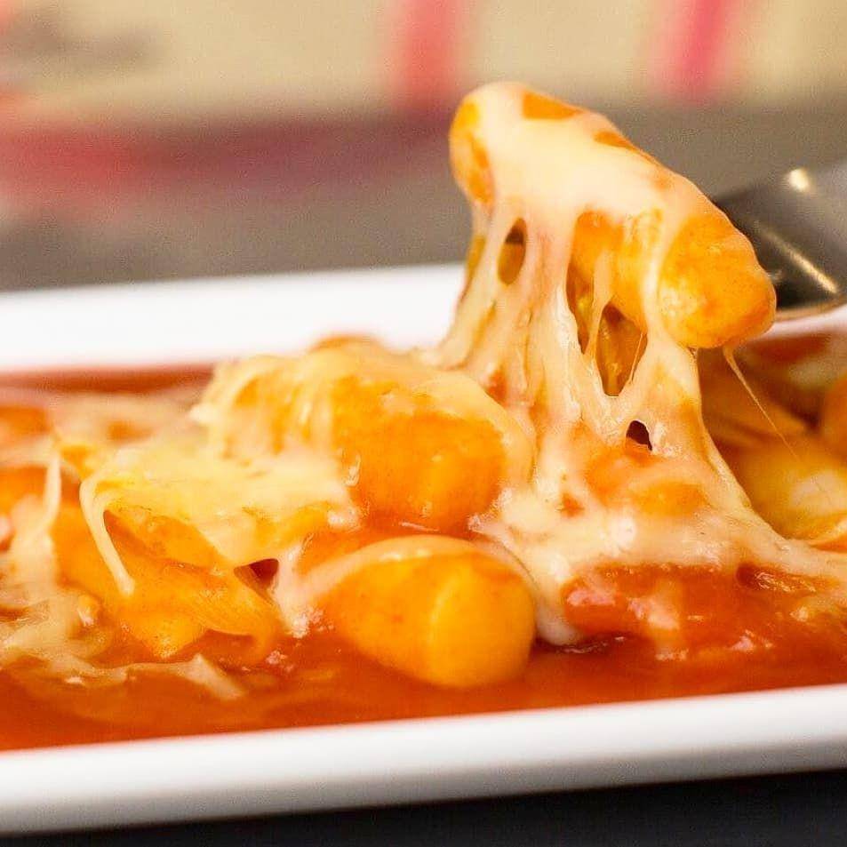 Tteokbokki mozzarella (instagram.com/eomji_koreanstreetfood)
