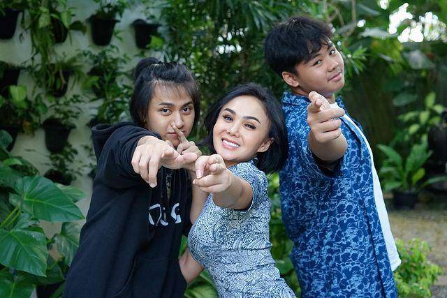 Yuni Shara bersama kedua putranya (instagram.com/yunishara36)