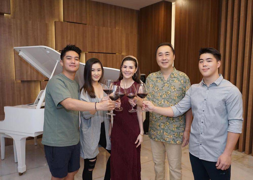 Boy William bersama keluarga Hartono Hosea. (instagram.com/margaretvivi)