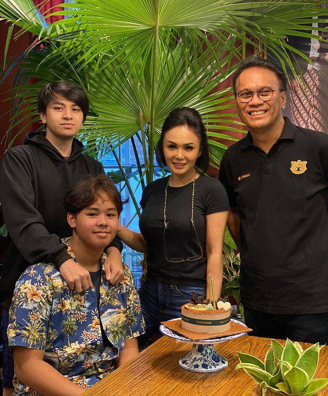Yuni Shara bersama kedua putranya dan juga mantan suami (instagram.com/yunishara36)