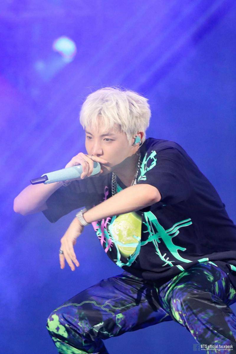penampilan J-Hope di atas panggung (facebook.com/bangtan.official)