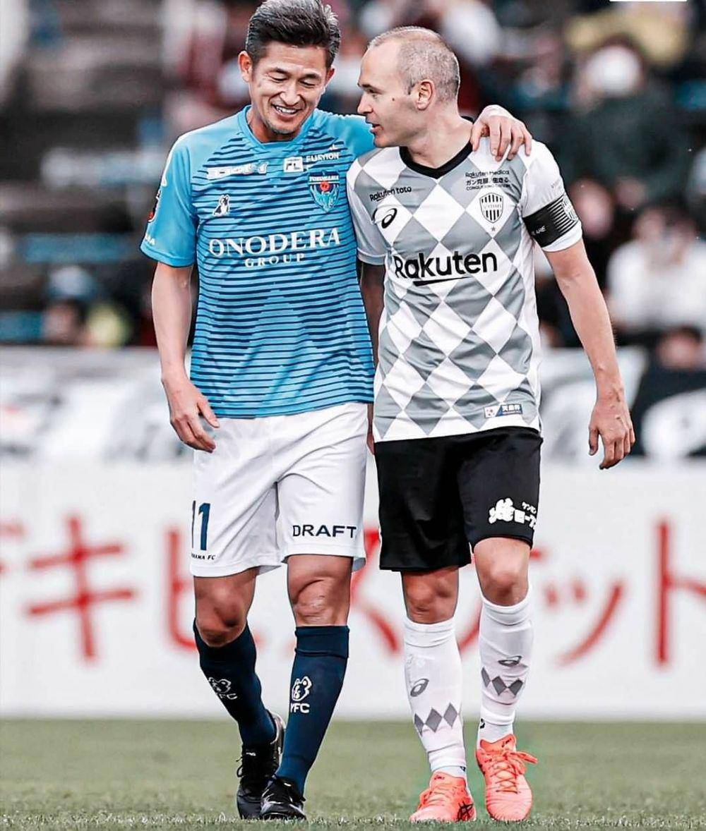 Kazu Miura dan Andres Iniesta (Instagram.com/dipatofcandfootballnews)