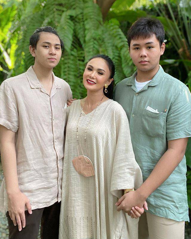 Yuni Shara bersama kedua putranya (instagram.com/yunishara36)